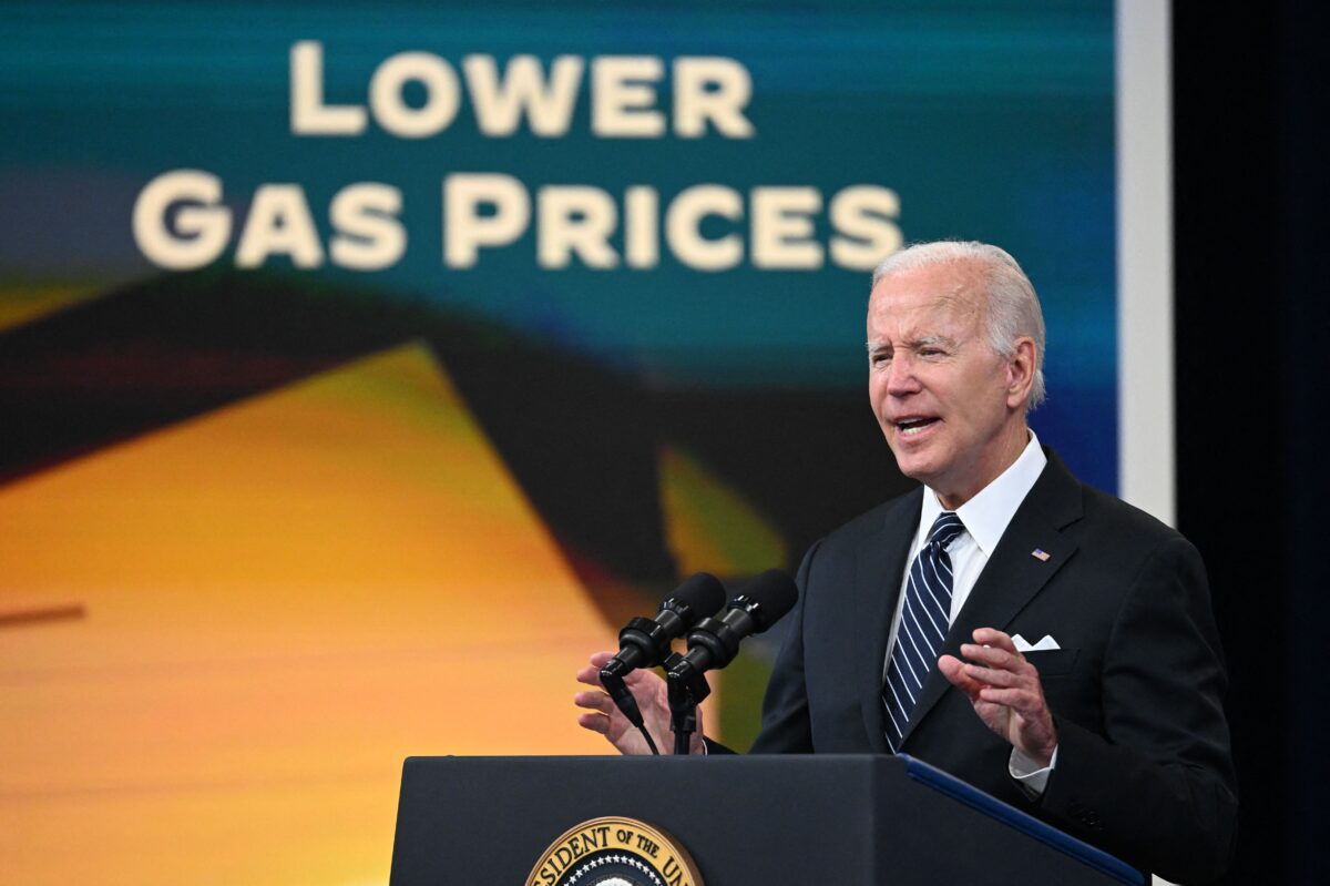 Tổng thống Joe Biden nói về nỗ lực giảm giá xăng cao tại Thính phòng South Court ở Tòa nhà Văn phòng Điều hành Eisenhower tại Hoa Thịnh Đốn hôm 22/06/2022. (Ảnh: Jim Watson/AFP qua Getty Images)
