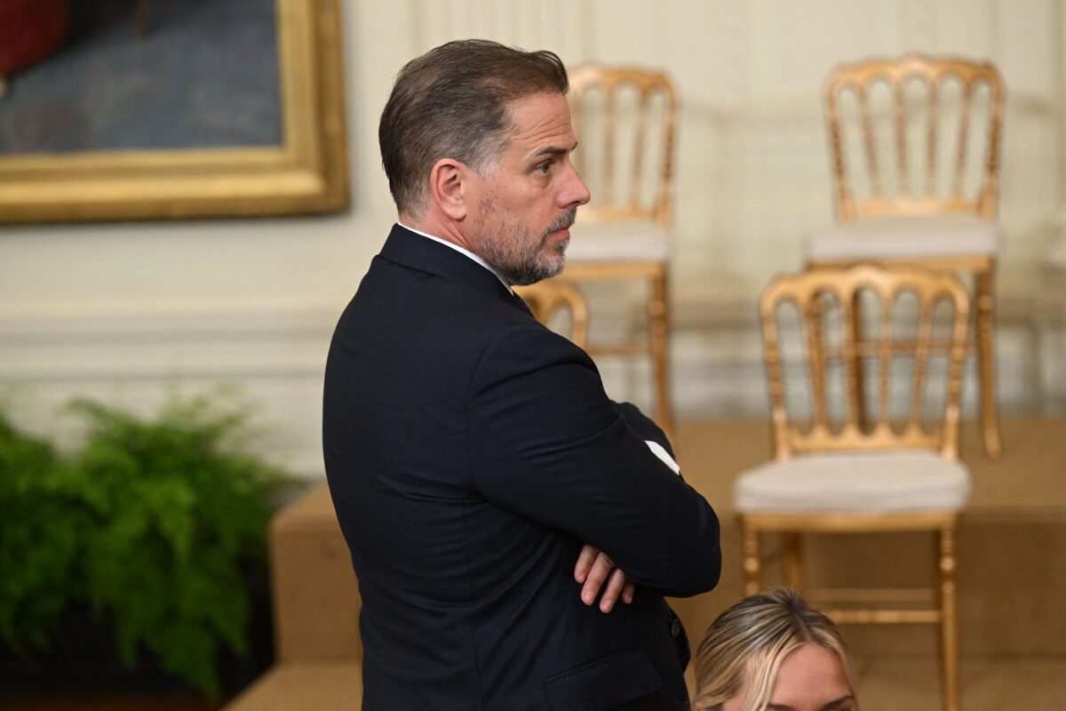 Ông Hunter Biden tham dự buổi lễ trao Huân chương Tự do của Tổng thống vinh danh 17 người nhận, tại Phòng phía Đông của Tòa Bạch Ốc ở Hoa Thịnh Đốn, hôm 07/07/2022. (Ảnh: Saul Loeb/AFP qua Getty Images)