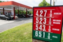 Một biển báo hiển thị giá xăng tại một trạm xăng ở Falls Church, Virginia, hôm 19/07/2022. (Ảnh: Saul Loeb/AFP/Getty Images)