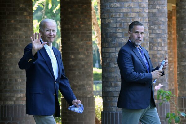 Tổng thống Hoa Kỳ Joe Biden (trái) vẫy tay chào cùng với con trai Hunter Biden sau khi tham dự Thánh lễ tại Nhà thờ Công giáo Holy Spirit ở Johns Island, South Carolina, hôm 13/08/2022. (Ảnh: Nicholas Kamm/AFP qua Getty Images)