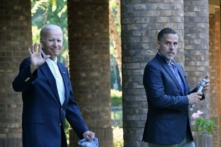 Tổng thống Joe Biden (trái) vẫy tay chào cùng con trai Hunter Biden sau khi tham dự thánh lễ tại Nhà thờ Công giáo Holy Spirit ở Johns Island, South Carolina, hôm 13/08/2022. (Ảnh: Nicholas Kamm/AFP qua Getty Images)