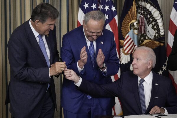 Trước sự chứng kiến của Lãnh đạo Đa số Thượng viện Charles Schumer (Dân Chủ-New York), Tổng thống Joe Biden trao cho Thượng nghị sĩ Joe Manchin (Dân Chủ-West Virginia) cây bút mà ông đã dùng để ký thành luật cái gọi là Đạo luật Giảm Lạm Phát tại Tòa Bạch Ốc hôm 16/08. (Ảnh: Drew Angerer/Getty Images)