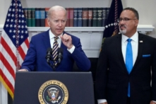 Tổng thống Joe Biden thông báo cứu trợ khoản nợ vay sinh viên với Bộ trưởng Giáo dục Hoa Kỳ Miguel Cardona hôm 24/08/2022. (Ảnh: Oliver Douliery/AFP qua Getty Images)
