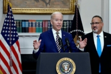 Tổng thống Joe Biden thông báo xóa nợ vay sinh viên với Bộ trưởng Giáo dục Miguel Cardona (bên phải) tại Phòng Roosevelt của Tòa Bạch Ốc ở Hoa Thịnh Đốn hôm 24/08/2022. (Ảnh: Olivier Douliery/AFP qua Getty Images)