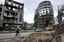 Người dân đi ngang qua một tòa nhà bị phá hủy sau trận pháo kích ở trung tâm Kharkiv, Ukraine, hôm 18/09/2022. (Ảnh: Sergei Chuzavkov/AFP qua Getty Images)