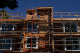 Một tòa chung cư mới đang trong quá trình xây dựng ở Los Angeles hôm 22/09/2022. (Ảnh: Allison Dinner/Getty Images)