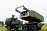 Hệ thống Hỏa tiễn Pháo binh Cơ động Cao (HIMARS) trong cuộc tập trận quân sự Namejs 2022 ở Skede, Latvia, hôm 26/09/2022. (Ảnh: Gints Ivuskans/AFP qua Getty Images)