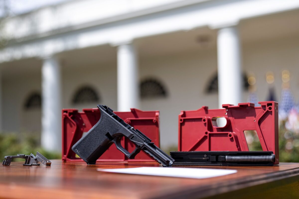 Một khẩu “súng ma” được trưng bày trước khi bắt đầu một sự kiện về bạo lực liên quan đến súng đạn trong Vườn Hồng của Tòa Bạch Ốc ở Hoa Thịnh Đốn hôm 11/04/2022. (Ảnh: Drew Angerer/Getty Images)