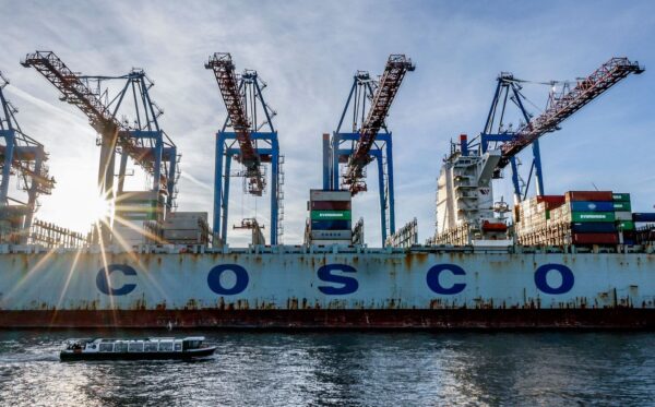 Tàu container ‘COSCO Pride’ của tập đoàn vận tải biển COSCO Trung Quốc được dỡ hàng tại cảng container Tollerort thuộc sở hữu của HHLA ở cảng Hamburg, miền bắc nước Đức, hôm 26/10/2022. (Ảnh: Axel Heimken/AFP qua Getty Images)