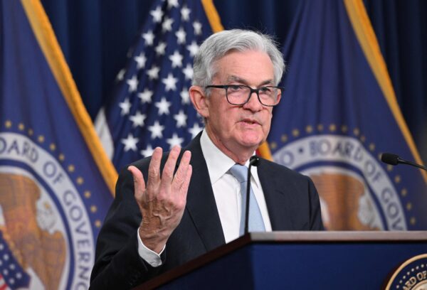 Chủ tịch Hội đồng Dự trữ Liên bang Jerome Powell nói trong cuộc họp báo sau cuộc họp của Ủy ban Thị trường Mở Liên bang (FOMC) tại trụ sở của Fed ở Hoa Thịnh Đốn hôm 21/09/2022. (Ảnh: Mandel Ngan/Getty Images)