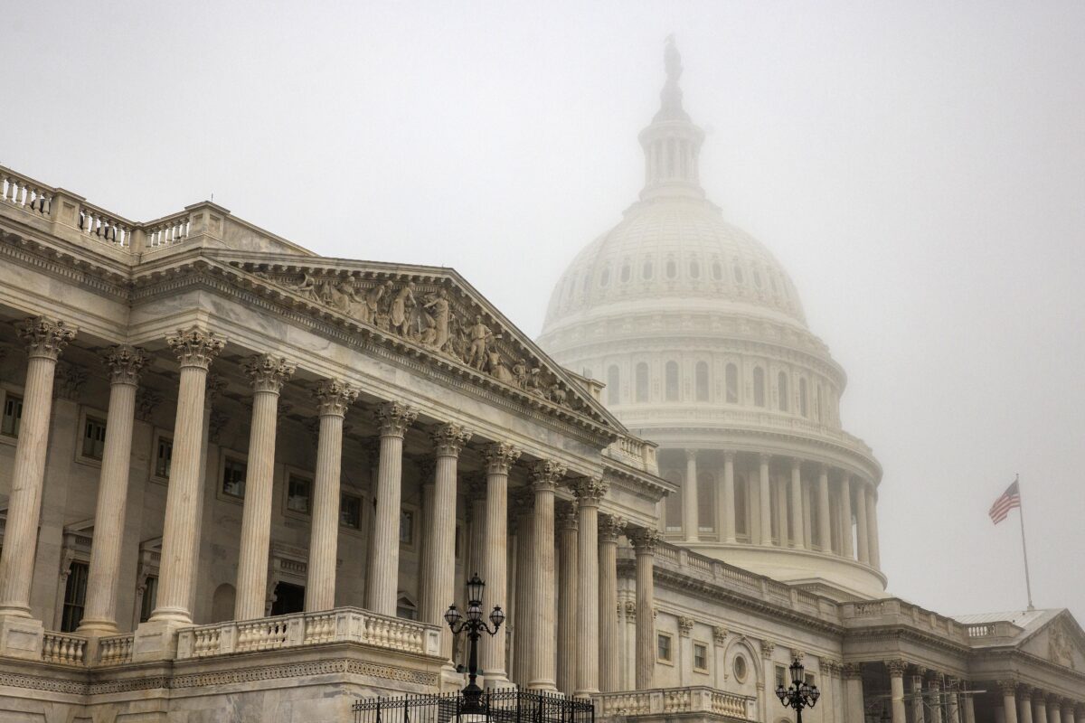 Sương mù sớm mai bao phủ mái vòm của Điện Capitol Hoa Kỳ phía sau Hạ viện Hoa Kỳ ở Hoa Thịnh Đốn, hôm 04/11/2022. (Ảnh: Samuel Corum/Getty Images)