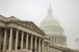 Sương mù vào sáng sớm bao phủ mái vòm của Điện Capitol Hoa Kỳ phía sau Hạ viện Hoa Kỳ ở Hoa Thịnh Đốn hôm 04/11/2022. (Ảnh: Samuel Corum/Getty Images)