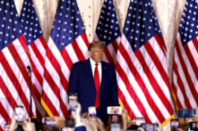 Cựu Tổng thống Donald Trump trình bày tại Câu lạc bộ Mar-a-Lago ở Palm Beach, Florida, hôm 15/11/2022. (Ảnh: Alon SkuyAFP qua Getty Images)