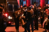 Một người đàn ông bị bắt khi những người biểu tình tụ tập trên một con đường ở Thượng Hải hôm 27/11/2022. Các cuộc biểu tình phản đối chính sách ‘zero COVID’ của Trung Quốc đã diễn ra vào đêm trước đó (tức 26/11) sau một vụ hỏa hoạn tang thương ở Ô Lỗ Mộc Tề (hay Urumqi), thủ phủ của khu vực Tân Cương. (Ảnh: Hector Retamal/AFP qua Getty Images)