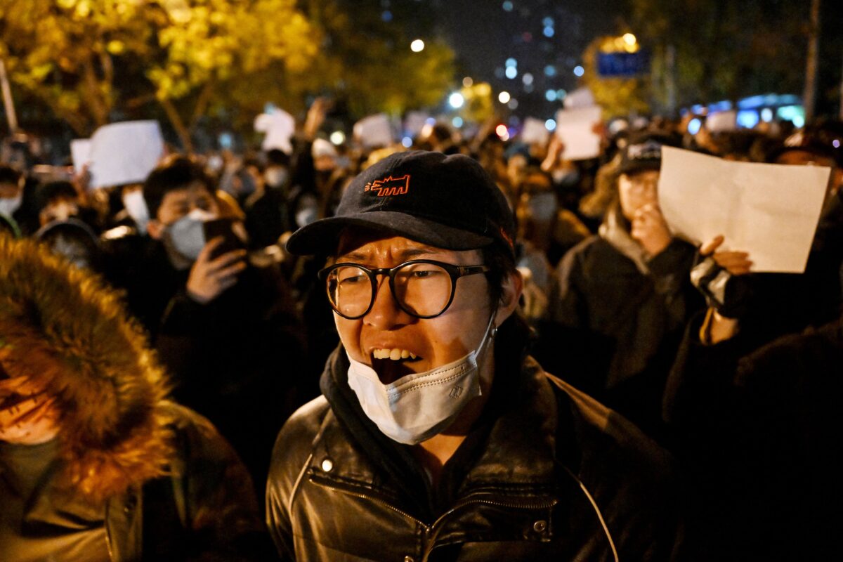 Người biểu tình diễn hành phản đối các hạn chế COVID-19 khắc nghiệt của Trung Quốc tại Bắc Kinh hôm 28/11/2022. (Ảnh: Noel Celis/AFP qua Getty Images)