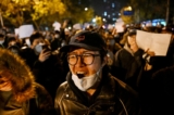 Người biểu tình diễn hành phản đối các hạn chế COVID-19 hà khắc của Trung Quốc tại Bắc Kinh hôm 28/11/2022. (Ảnh:Noel Celis/AFP via Getty Images)