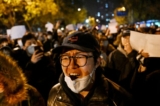 Người biểu tình diễn hành phản đối các hạn chế COVID-19 hà khắc của Trung Quốc tại Bắc Kinh hôm 28/11/2022. (Ảnh: Noel Celis/AFP qua Getty Images)
