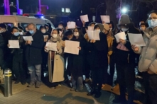 Người biểu tình tập trung dọc một con phố trong cuộc tập hợp bày tỏ sự tiếc thương đối với các nạn nhân của vụ hỏa hoạn chí tử cũng như cuộc biểu tình phản đối các hạn chế COVID-19 hà khắc của Trung Quốc tại Bắc Kinh hôm 28/11/2022. (Ảnh: Michael Zhang/AFP qua Getty Images)