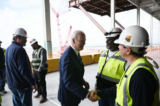 Tổng thống Joe Biden (giữa) chào các công nhân khi ông đến thăm Nhà máy Sản xuất Vi mạch bán dẫn TSMC ở Phoenix hôm 06/12/2022. (Ảnh: Brendan Smialowski/AFP qua Getty Images)