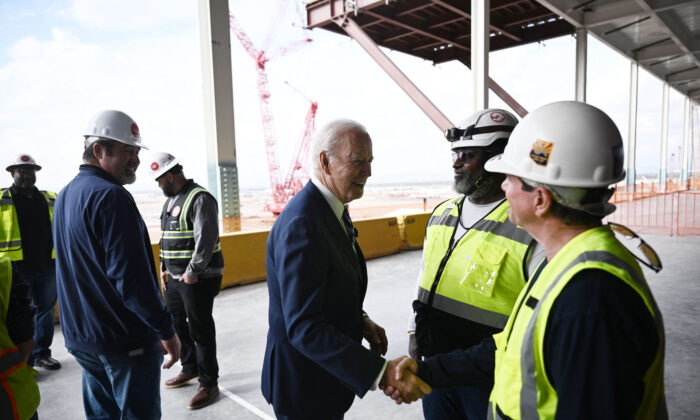 Tổng thống Joe Biden (giữa) chào các công nhân khi ông đến thăm Nhà máy Sản xuất Vi mạch bán dẫn TSMC ở Phoenix hôm 06/12/2022. (Ảnh: Brendan Smialowski/AFP qua Getty Images)