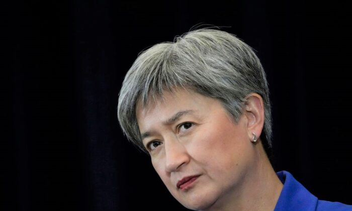 Ngoại trưởng Úc Penny Wong lắng nghe một câu hỏi trong cuộc họp báo chung sau Hội nghị cấp Bộ trưởng Úc-Mỹ thường niên lần thứ 32 tại Bộ Ngoại giao Hoa Kỳ ở Thủ đô Hoa Thịnh Đốn hôm 06/12/2022. (Ảnh: Drew Angerer/Getty Images)