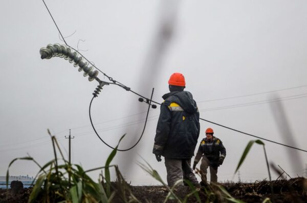 Nhân viên sửa chữa đường dây điện cao thế bị đứt do các cuộc tấn công bằng hỏa tiễn mới đây gần Odesa hôm 07/12/2022, trong bối cảnh Nga xâm lược Ukraine. (Ảnh: Oleksandr Gimanov/AFP qua Getty Images)