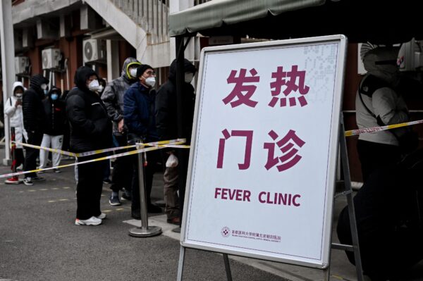 Người dân xếp hàng tại một phòng khám sốt để được xét nghiệm COVID-19 ở Bắc Kinh hôm 09/12/2022. (Ảnh: Noel Celis/AFP qua Getty Images)