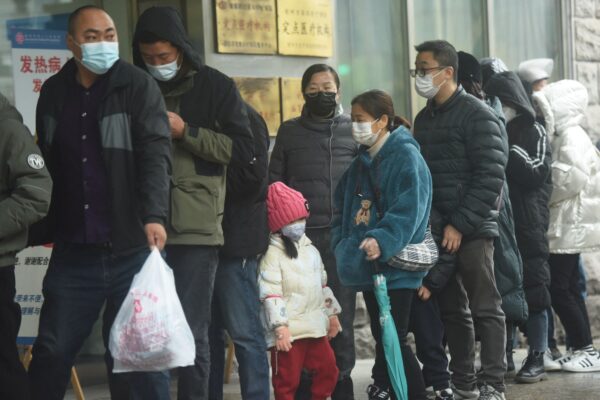 Người dân xếp hàng để được xét nghiệm COVID-19 bên ngoài một bệnh viện ở Hàng Châu, tỉnh Chiết Giang, hôm 16/12/2022. (Ảnh: STR/AFP qua Getty Images)