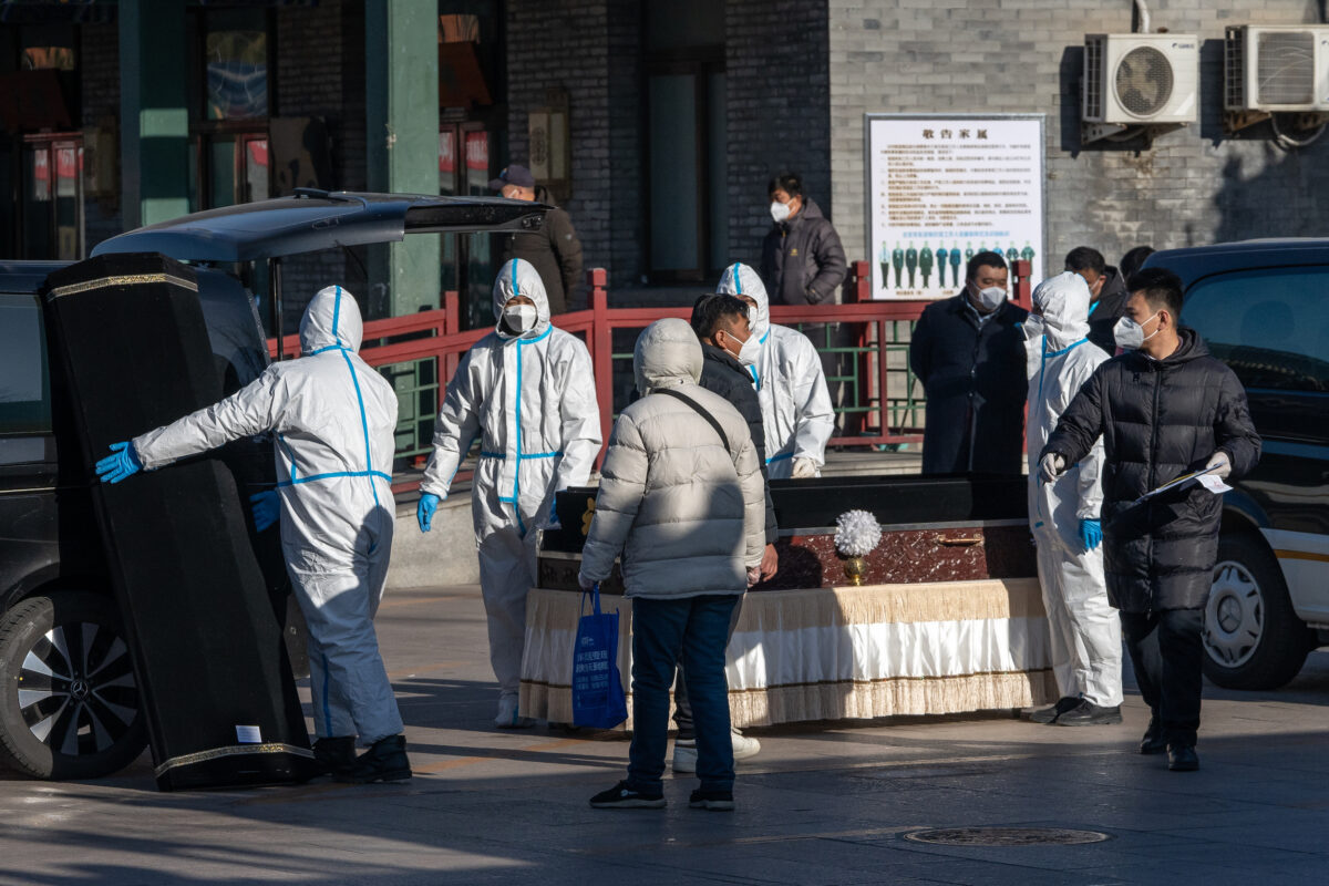 Những nhân viên mặc đồ bảo hộ khiêng hòm bá quan tại Nhà tang lễ Đông Giao. Cơ sở này được cho là chuyên giải quyết các trường hợp tử vong do COVID-19, ở Bắc Kinh hôm 19/12/2022. (Ảnh: Bloomberg)