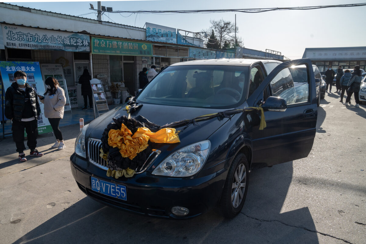 Một chiếc xe được trang trí vòng hoa tang bên ngoài Nhà tang lễ Đông Giao, vốn được chỉ định để giải quyết các trường hợp tử vong do COVID-19, tại Bắc Kinh hôm 19/12/2022. (Ảnh: Bloomberg)