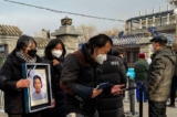 Thân nhân cầm một khung ảnh chân dung của một người thân đã qua đời tại một lò hỏa táng ở Bắc Kinh hôm 20/12/2022. (Ảnh: Noel Celis/AFP qua Getty Images)