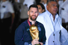 Đội trưởng và tiền đạo của đội tuyển Argentina Lionel Messi cầm chiếc Cúp FIFA World Cup khi đến Sân bay Quốc tế Ezeiza ở Ezeiza, tỉnh Buenos Aires, Argentina vào hôm 20/12/2022 sau khi vô địch giải World Cup 2022 tại Qatar. (Ảnh: LUIS ROBAYO/AFP qua Getty Images)