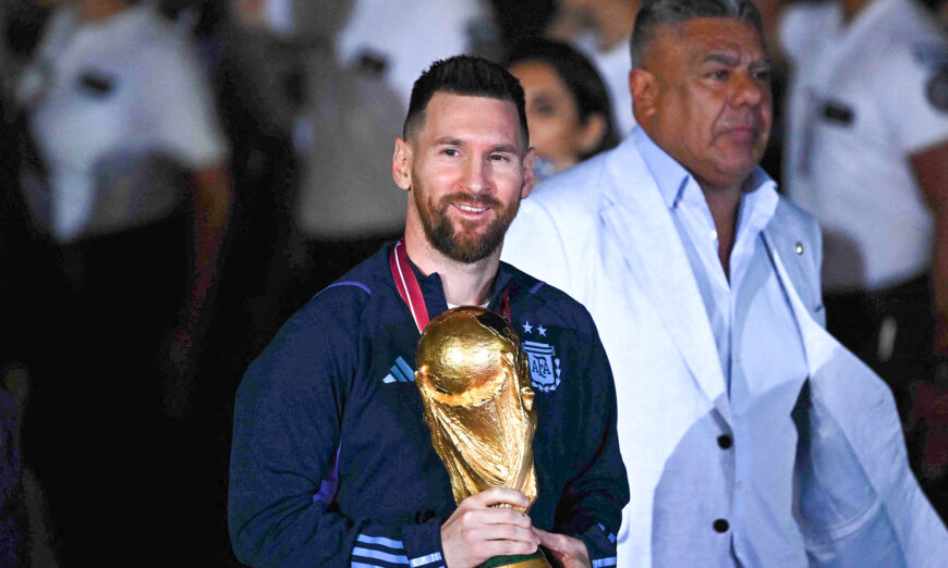 Đội trưởng và tiền đạo của đội tuyển Argentina Lionel Messi cầm chiếc Cúp FIFA World Cup khi đến Sân bay Quốc tế Ezeiza ở Ezeiza, tỉnh Buenos Aires, Argentina vào hôm 20/12/2022 sau khi vô địch giải World Cup 2022 tại Qatar. (Ảnh: LUIS ROBAYO/AFP qua Getty Images)