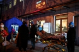 Nhân viên cứu thương vận chuyển một bệnh nhân đến một phòng khám sốt tại một bệnh viện trong bối cảnh dịch COVID-19 bùng phát ở Bắc Kinh, hôm 21/12/2022. (Ảnh: Jade Gao/AFP qua Getty Images)