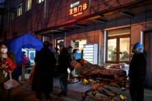 Nhân viên cứu thương đang đưa một bệnh nhân đến phòng khám sốt tại một bệnh viện trong bối cảnh dịch COVID-19 bùng phát ở Bắc Kinh hôm 21/12/2022. (Ảnh: Jade Gao/AFP qua Getty Images)