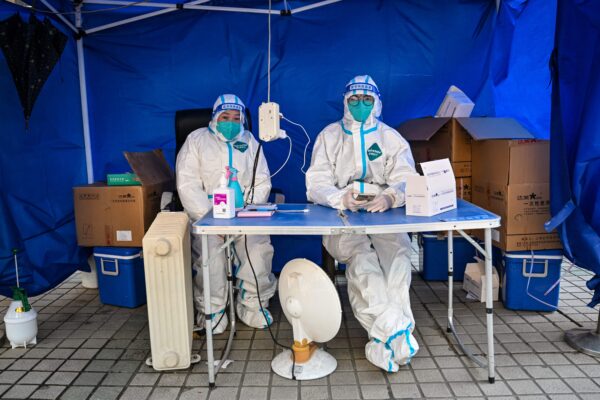 Nhân viên y tế chờ người dân quét mã sức khỏe để xét nghiệm virus corona COVID-19 tại quận Tĩnh An ở Thượng Hải, Trung Quốc, hôm 22/12/2022. (Ảnh: Hector Retamal/AFP qua Getty Images)