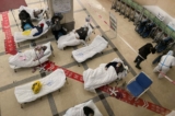 Các bệnh nhân nhiễm virus corona COVID-19 nằm trên giường bệnh tại sảnh lễ tân của Bệnh viện Nhân dân Trùng Khánh số 5 ở thành phố Trùng Khánh, phía tây nam Trung Quốc, hôm 23/12/2022. (Ảnh: Noel Celis/AFP qua Getty Images)