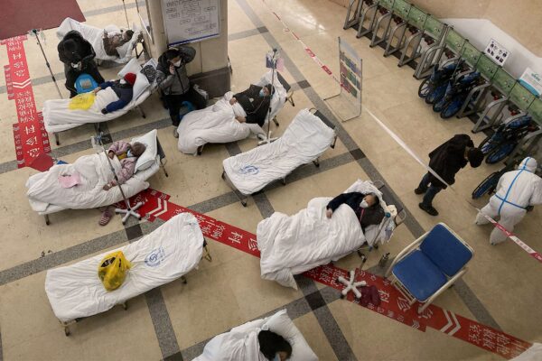 Các bệnh nhân COVID nằm trên giường bệnh tại sảnh của Bệnh viện Nhân dân Trùng Khánh số 5 ở thành phố Trùng Khánh phía tây nam Trung Quốc hôm 23/12/2022. (Ảnh: Noel Celis/AFP qua Getty Images)