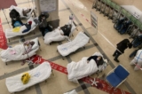 Các bệnh nhân nhiễm virus corona COVID-19 nằm trên giường bệnh tại sảnh lễ tân của Bệnh viện Nhân dân Trùng Khánh số 5 ở thành phố Trùng Khánh phía tây nam Trung Quốc, hôm 23/12/2022. (Ảnh: Noel Celis/AFP qua Getty Images)