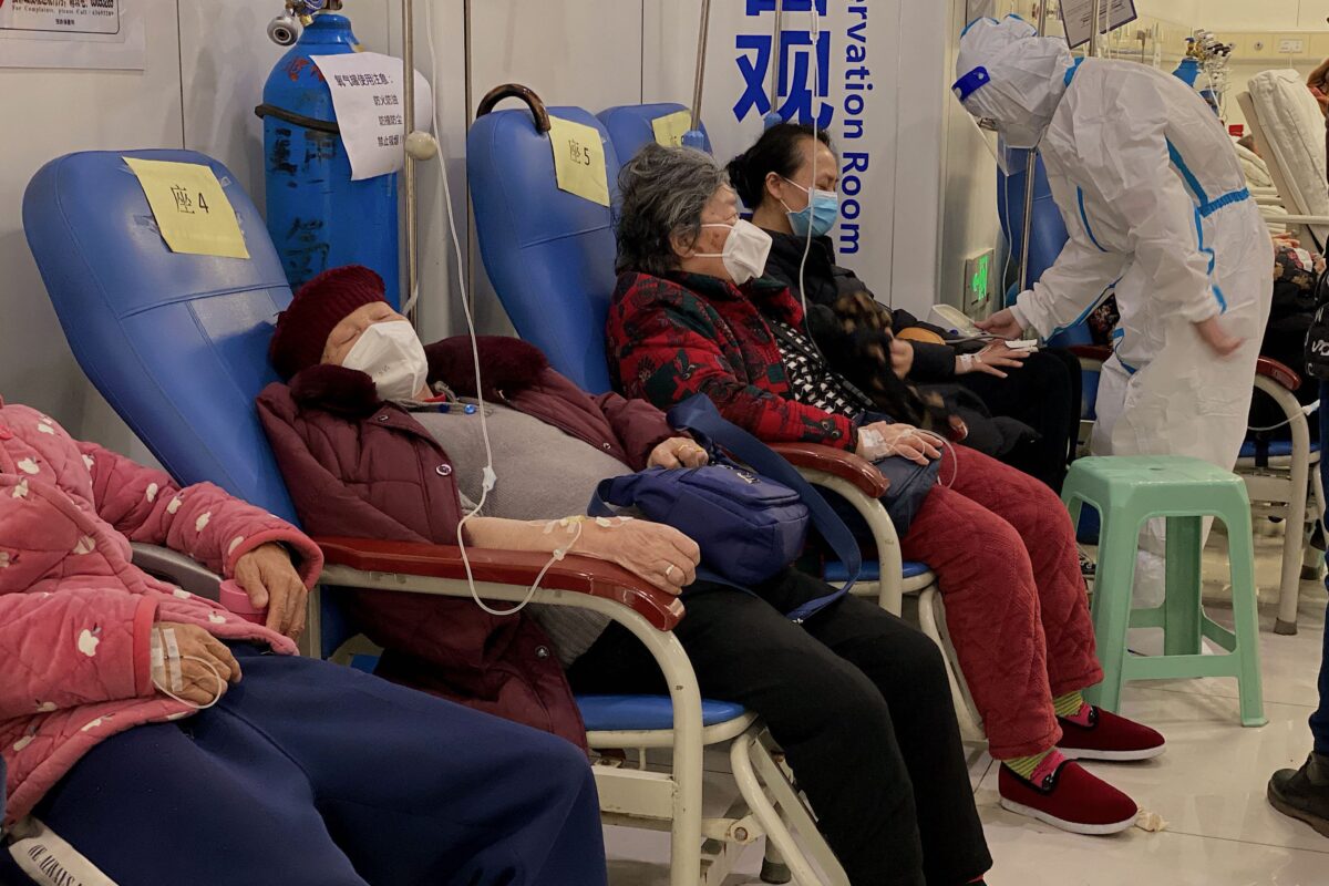 Các bệnh nhân nhiễm virus corona COVID-19 nghỉ ngơi tại Bệnh viện Liên kết thứ hai của Đại học Y Trùng Khánh ở thành phố Trùng Khánh phía tây nam Trung Quốc hôm 23/12/2022. (Ảnh: Noel Celis/AFP qua Getty Images)