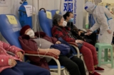 Bệnh nhân nhiễm virus corona COVID-19 nghỉ ngơi tại Bệnh viện Liên kết Số hai thuộc Đại học Y Trùng Khánh ở thành phố Trùng Khánh phía tây nam Trung Quốc hôm 23/12/2022. (Ảnh: Noel CELIS / AFP)