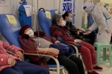 Bệnh nhân COVID-19 nghỉ ngơi tại Bệnh viện Liên kết số Hai thuộc Đại học Y Trùng Khánh ở thành phố Trùng Khánh phía tây nam Trung Quốc, hôm 23/12/2022. (Ảnh: Noel Celis/AFP qua Getty Images)