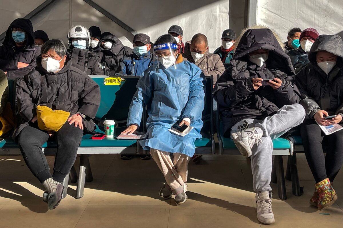 Người dân chờ được chăm sóc y tế tại khu vực Phòng khám Sốt ở Bệnh viện Đồng Nhân, quận Trường Ninh, Thượng Hải, hôm 23/12/2022. (Ảnh: Hector Retamal/AFP qua Getty Images)