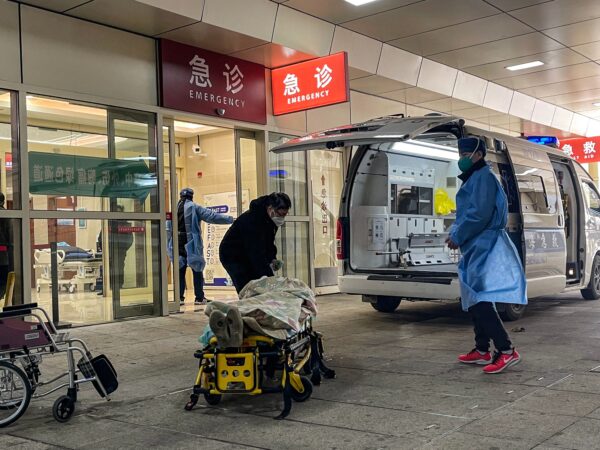 Một bệnh nhân nằm trên cáng đến khu cấp cứu ở Bệnh viện Hoa Sơn ở quận Tĩnh An, Thượng Hải hôm 23/12/2022. (Ảnh: Hector Retamal/AFP qua Getty Images)