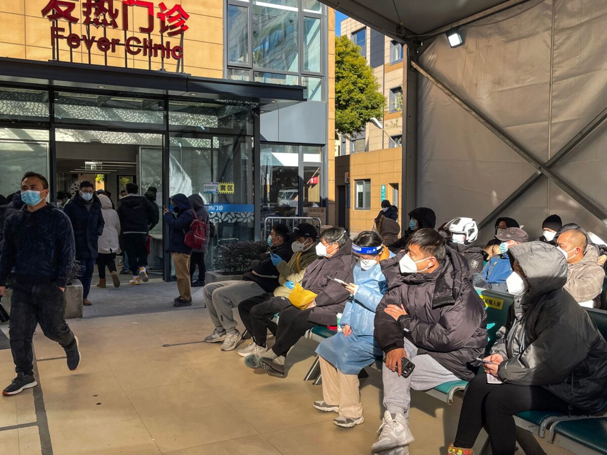 Người dân xếp hàng chờ gọi khám tại khu vực Phòng khám Sốt ở Bệnh viện Đồng Nhân ở quận Trường Ninh, Thượng Hải, hôm 23/12/2022. (Ảnh: Hector Retamal/AFP qua Getty Images)
