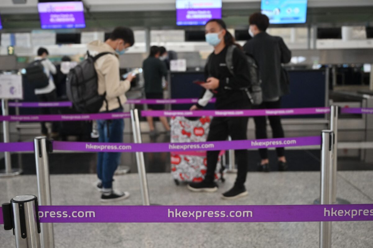 Các hành khách làm thủ tục check-in tại quầy HK Express ở phi trường quốc tế Hồng Kông hôm 28/12/2022. (Ảnh: Peter Parks/AFP qua Getty Images)