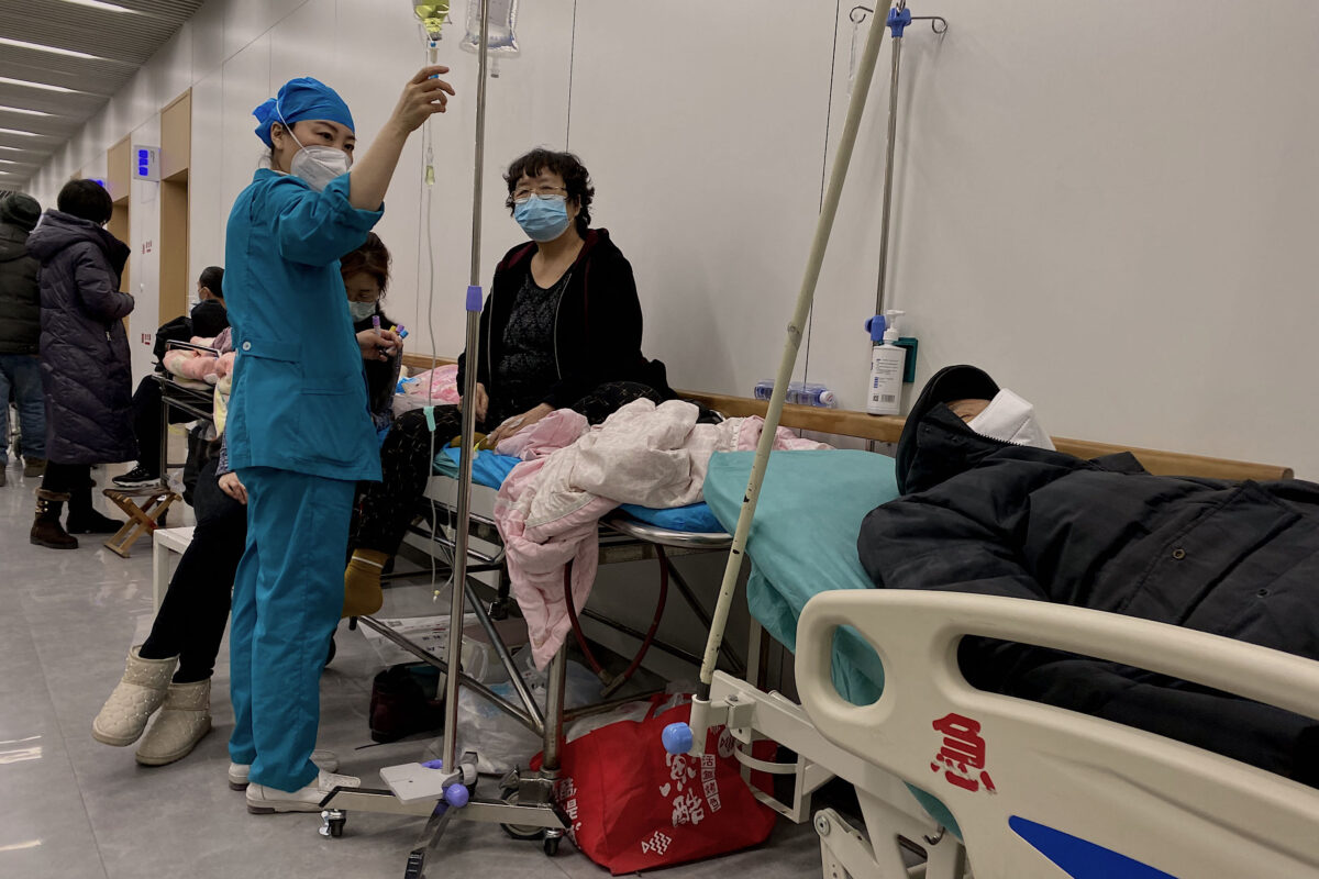 Bức ảnh này cho thấy các bệnh nhân COVID-19 đang nằm trên giường bệnh tại Bệnh viện Nam Khai Thiên Tân ở Thiên Tân, hôm 28/12/2022. (Ảnh: Noel Celis/AFP qua Getty Images)