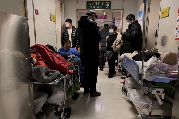 Bệnh nhân COVID-19 nằm trên băng ca tại Bệnh viện Trung tâm Số 1 Thiên Tân ở Thiên Tân, Trung Quốc, hôm 28/12/2022. (Ảnh: Noel Celis/AFP qua Getty Images)