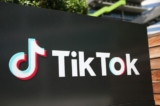 Logo TikTok được trưng bày bên ngoài văn phòng TikTok ở Culver City, California vào ngày 27/08/2020. (Ảnh: Mario Tama/Getty Images)