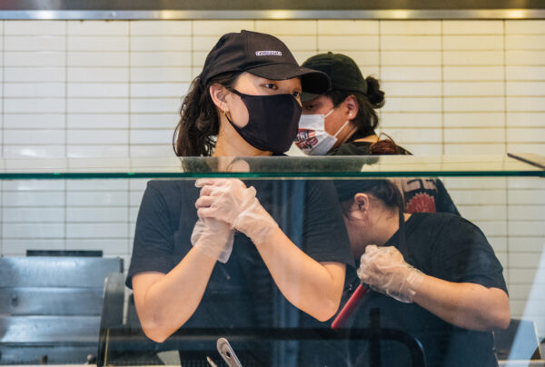 Nhân viên làm việc tại một tiệm Chipotle Mexican Grill ở Houston, Texas, hôm 09/06/2021. Giá thực đơn tại Chipotle Mexican Grill trong thời gian này đã tăng khoảng 4% để trang trải chi phí tăng lương tối thiểu lên 15 USD/giờ cho nhân viên. (Ảnh: Brandon Bell/ Getty Images)